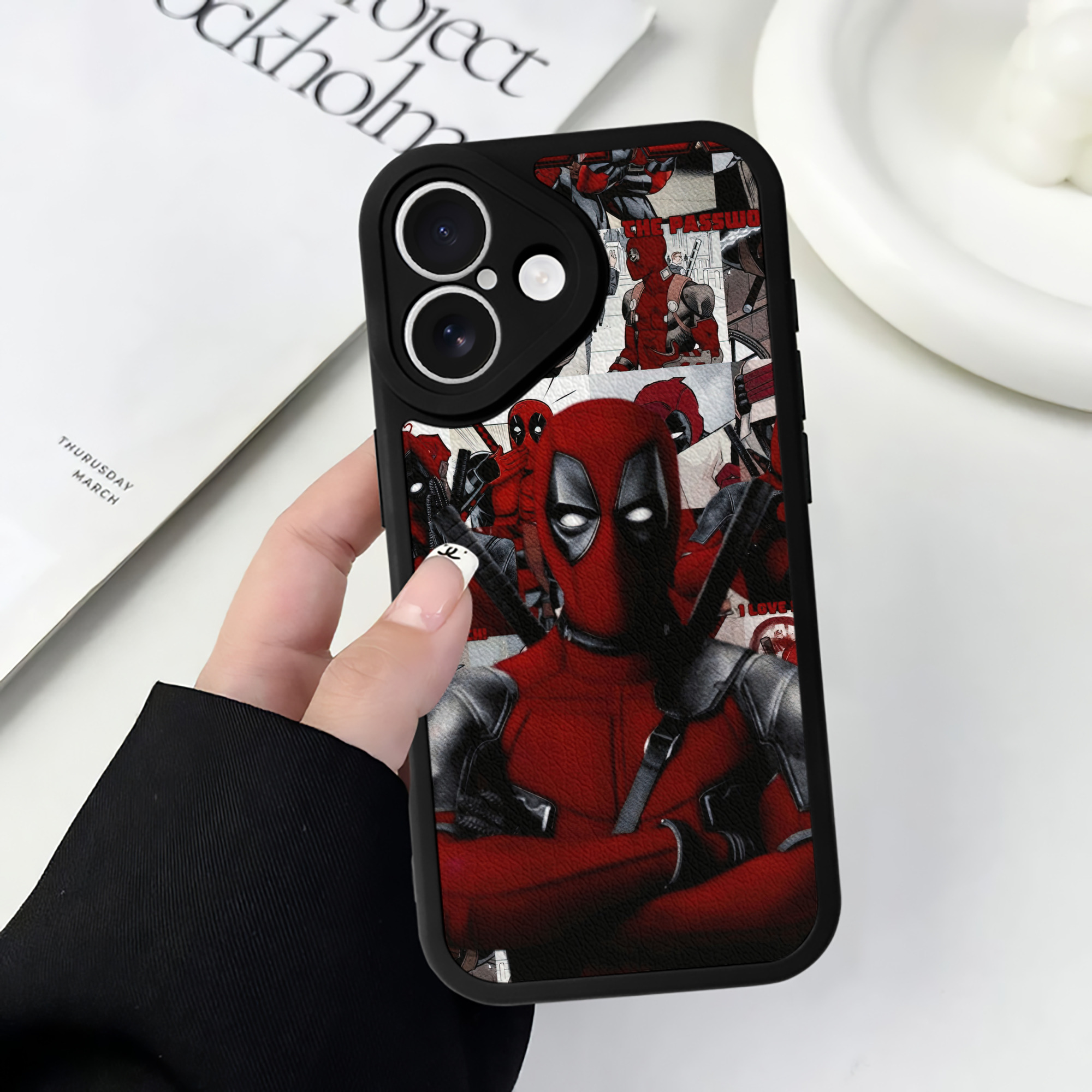 （画像用） Deadpool デッドプール 【iPhone 16シリーズ対応】シリコンスマホケース（レザー調） 材質：シリコン